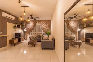 巴生的住宿－Tastefully Designed 3BR at Impiria Residensi Klang，带沙发和电视的客厅