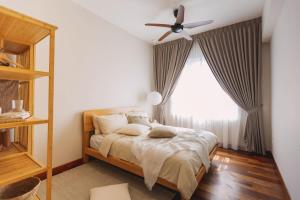1 dormitorio con 1 cama y ventilador de techo en Lazy Cozy Summer Afternoon Healing Daily Life, en Klang
