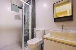 La salle de bains est pourvue de toilettes, d'un lavabo et d'une douche. dans l'établissement Lazy Cozy Summer Afternoon Healing Daily Life, à Klang