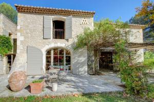 Elle offre une vue sur l'extérieur d'une maison dotée d'une terrasse. dans l'établissement Villa élégante à Lambesc avec spa, à Lambesc