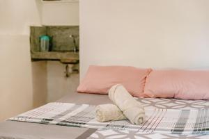 Un pat sau paturi într-o cameră la Ozen Freediving Hostel