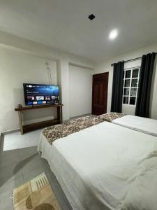 - une chambre avec 2 lits et une télévision à écran plat dans l'établissement Posada Ceibamar Chichen Itzá, à Pisté