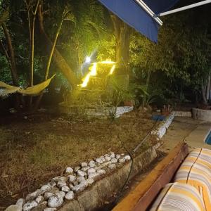 einen Hinterhof in der Nacht mit einem beleuchteten Brunnen in der Unterkunft LE CHALET in Barranquilla