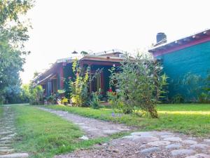 una casa azul con un camino delante de ella en Melen, en Maipú