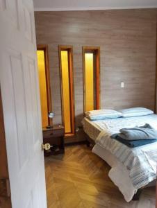 Un pat sau paturi într-o cameră la Hermosa casa - Cajon del Maipo