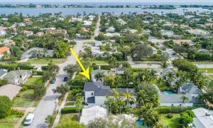 una vista aérea de un barrio residencial con una flecha amarilla apuntando a una casa en The Sapphire Villa - LUX 5 Bed en West Palm Beach