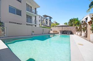 einen Pool im Hinterhof eines Hauses in der Unterkunft Silver Sea on Sixth Resort in Maroochydore