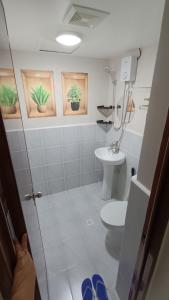 a bathroom with a toilet and a sink at SAEKYUNG CoNDo HoMESTaY in Lapu Lapu City