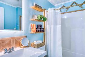 Blue Ridge Haven: Close to Everything! tesisinde bir banyo