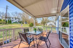 un patio con mesa y sillas en una terraza en Blue Ridge Haven: Close to Everything!, en Asheville