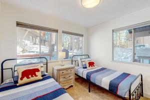 Cama ou camas em um quarto em Making Waves, Unit B