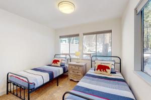 Cama ou camas em um quarto em Making Waves, Unit B