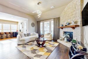 uma sala de estar com uma grande lareira de pedra em Work & Play Stay em Grand Prairie