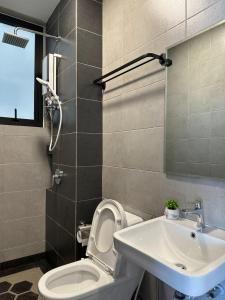 bagno con servizi igienici e lavandino di Cozy Urban Suites Georgetown View a Jelutong