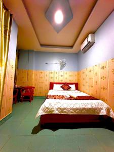 Giường trong phòng chung tại Như Quỳnh Hotel HCM