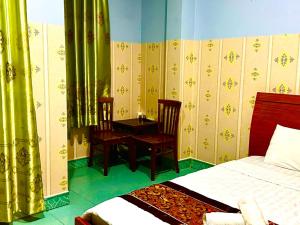 Postel nebo postele na pokoji v ubytování Như Quỳnh Hotel HCM