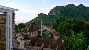 a view of a town with mountains in the background at Loft El Rosario in Tlayacapan