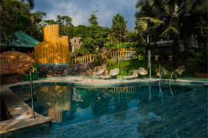 a pool at a resort with chairs and a fountain at Boscaje Solarpunk Habitat in La Gran Via