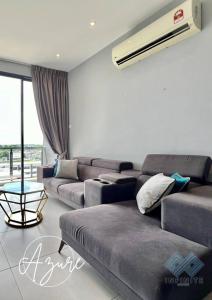 ein Wohnzimmer mit einem Sofa und einem Tisch in der Unterkunft Azure@ Gala city Residence 2BR in Kuching
