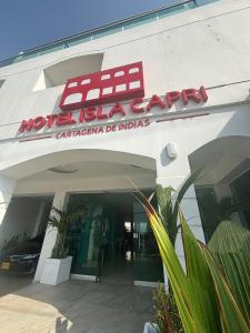 Hotel Isla Capri في كارتاهينا دي اندياس: مبنى به لافتة تقرأ الجراجات في موتيل