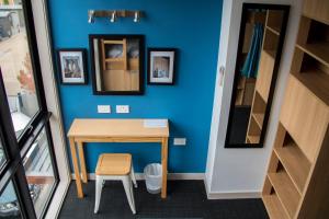 une petite maison avec une table et un tabouret dans l'établissement Adventure Q2 Hostel, à Queenstown