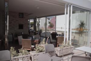 A seating area at Hotel A44