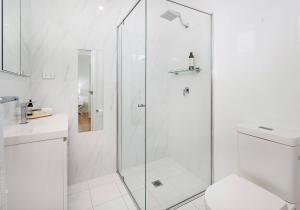 カイアマにあるAl Mareのシャワーとトイレ付きの白いバスルーム +17枚の写真