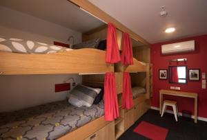 Una cama o camas en una habitación de Adventure Q2 Hostel