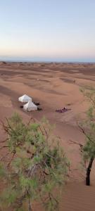 Biały obiekt w środku pustyni w obiekcie Adventure dans le desert w mieście Tagounite