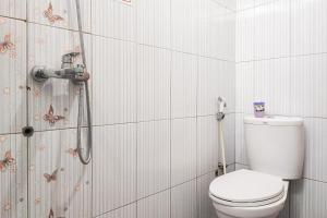 a bathroom with a toilet and a shower at RedDoorz Syariah near Lapangan Persijam Jambi in Paalmerah +25 photos