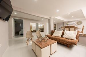 een woonkamer met een bank en een tafel bij Spacious and Lovely Apartment in Cartagena