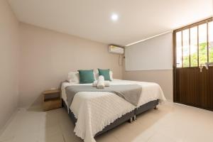 een slaapkamer met een bed met een teddybeer erop bij Spacious and Lovely Apartment in Cartagena
