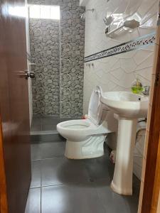 uma casa de banho com um WC e um lavatório em Departamento para 2 en Wanchaq - Cusco em Cusco