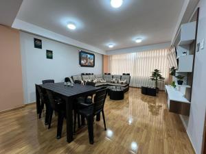 uma sala de jantar com uma mesa preta e cadeiras em Departamento para 2 en Wanchaq - Cusco em Cusco