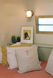 Postel nebo postele na pokoji v ubytování Dreamy Airstream Hideaway with Hot Tub