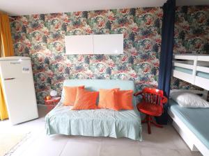 1 dormitorio con 1 cama con almohadas de color naranja en Studio La Grande-Motte, 1 pièce, 4 personnes - FR-1-682-12 en La Grande-Motte