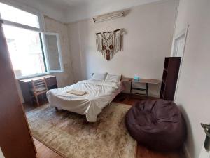 AL- Mazareta a private Bedroom For Men only غرفة خاصة للرجال فقط 仅限男士 女士不允许 في الإسكندرية: غرفة نوم بها سرير ومكتب ونافذة