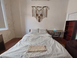 سرير أو أسرّة في غرفة في AL- Mazareta a private Bedroom For Men only غرفة خاصة للرجال فقط 仅限男士 女士不允许