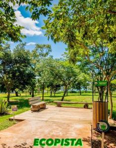 un parco con panchina e alberi in un parco di CASA LIMA, nossa casa na represa a Itaí