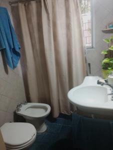 y baño con aseo y lavamanos. en Morena´Home en Don Torcuato