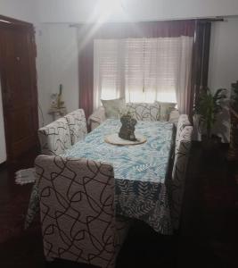 una habitación con una mesa con un gato sentado en ella en Morena´Home en Don Torcuato