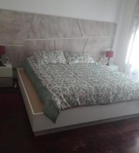 1 dormitorio con 1 cama con cabecero grande en Morena´Home en Don Torcuato