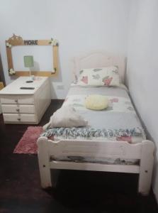 1 dormitorio con 1 cama con tocador y espejo en Morena´Home en Don Torcuato