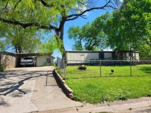 una casa con una valla delante de un patio en Green Haven Studio near Austin Airport COTA en Austin