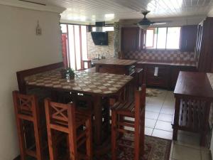 a kitchen with a table and chairs in a room at Ruim gasten verblijf dicht bij zee in Savaneta