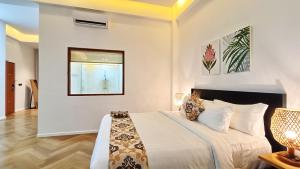 een slaapkamer met een groot bed en een raam bij VILLA VALITO in Kuta Lombok