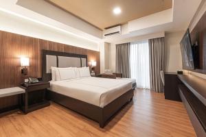 Widus Hotel Clark客房内的一张或多张床位