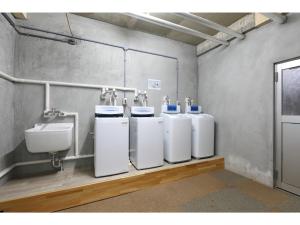 uma casa de banho com três lavatórios e um urinol e um lavatório em Ishiuchi Ski Center - Vacation STAY 09200v em Seki