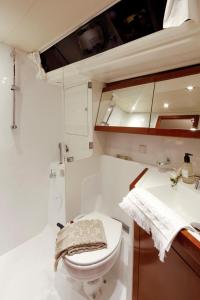 Baño pequeño con aseo y lavamanos en Beneteau Oceanis 48 Sailboat - Coron en Corón