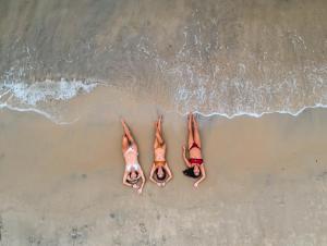 zwei Frauen im Sand am Strand in der Unterkunft Lonier Praia Inn Flats in Abraão